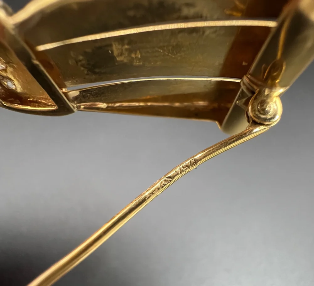 Vintage 1940s Cushion Cut Diamond Set 18ct Gold Bow Brooch, bow-shaped brooch crafted in 18ct yellow gold with two vertical rows of sparkling cushion-cut diamonds