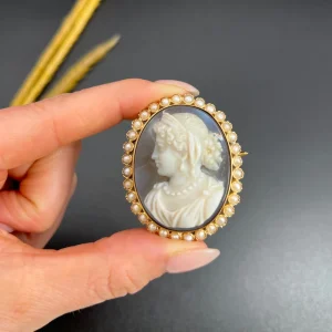 Antique portrait cameo brooch in gold.