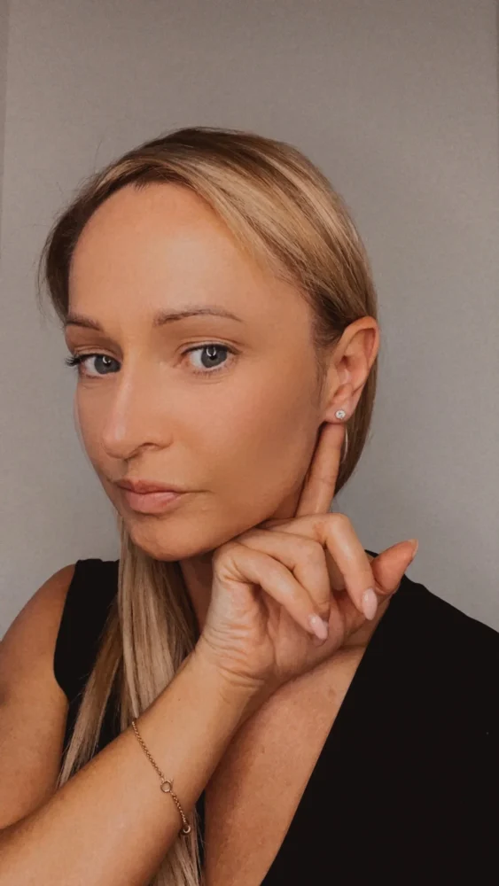 Modern diamond stud earrings in white gold.