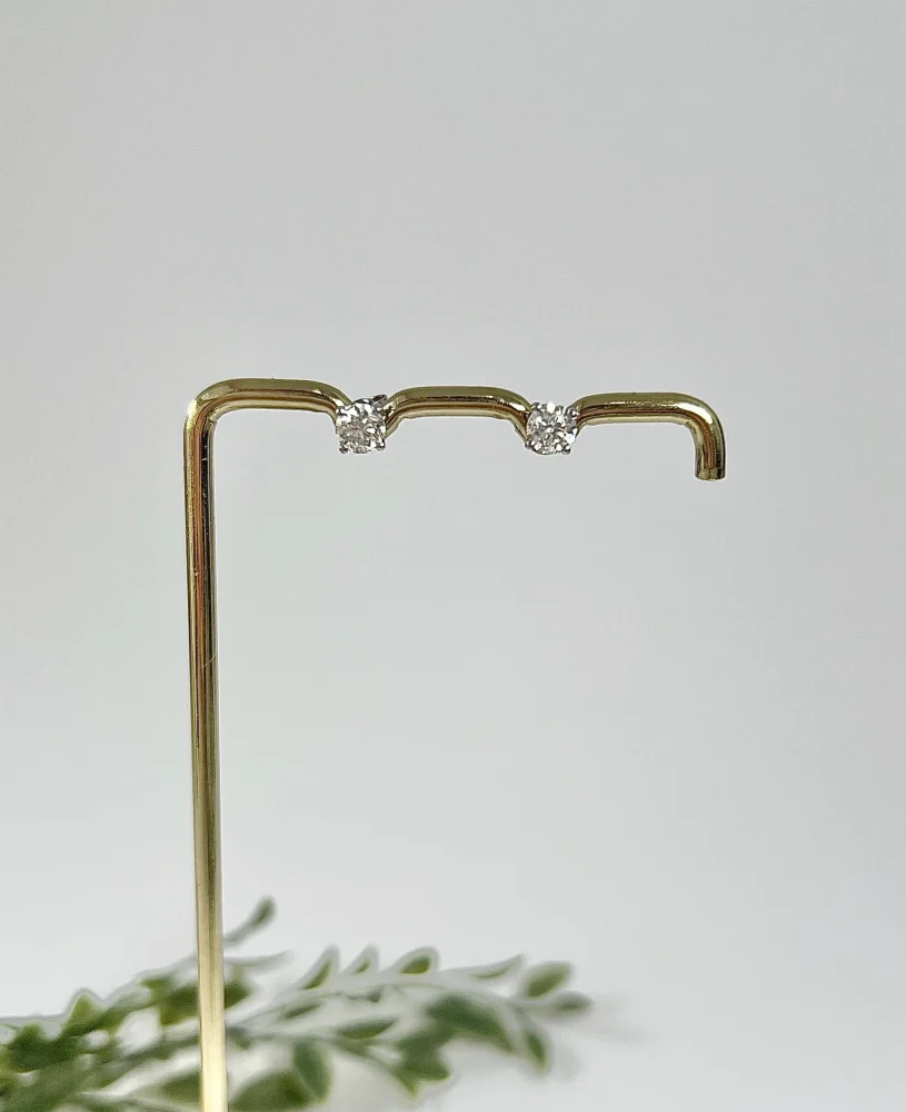 Modern diamond stud earrings in white gold.
