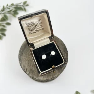 Modern diamond stud earrings in white gold.