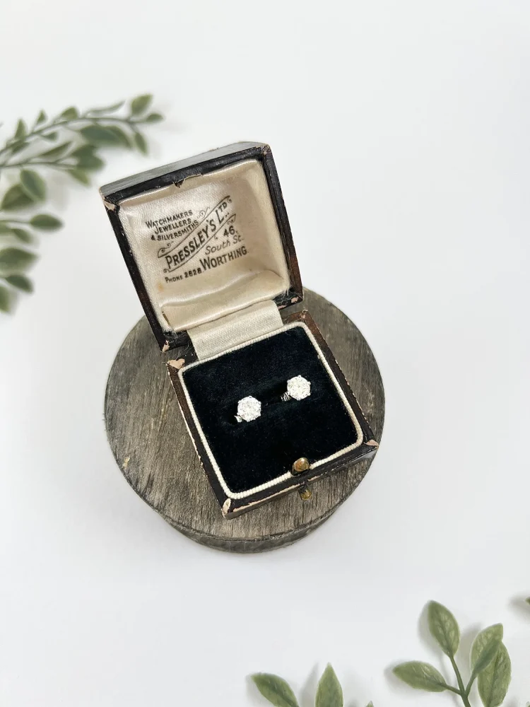 Modern diamond stud earrings in white gold.