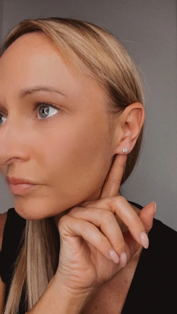 Modern diamond stud earrings in white gold.