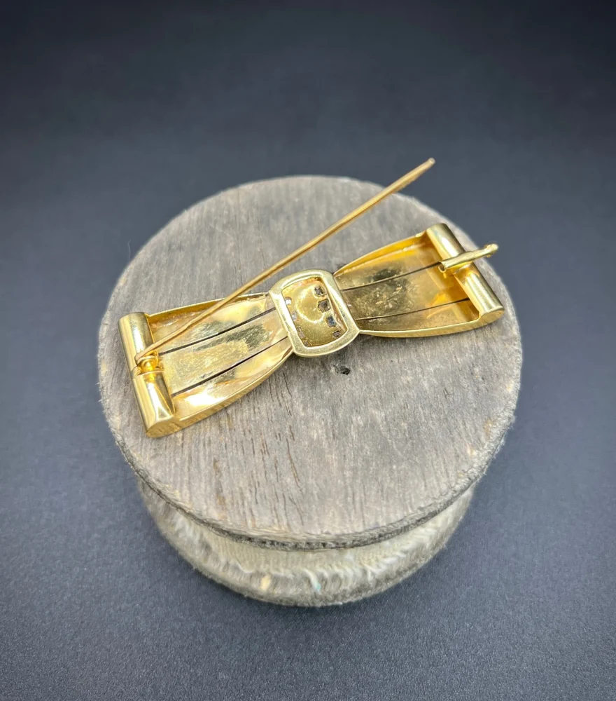 Vintage 1940s Cushion Cut Diamond Set 18ct Gold Bow Brooch, bow-shaped brooch crafted in 18ct yellow gold with two vertical rows of sparkling cushion-cut diamonds