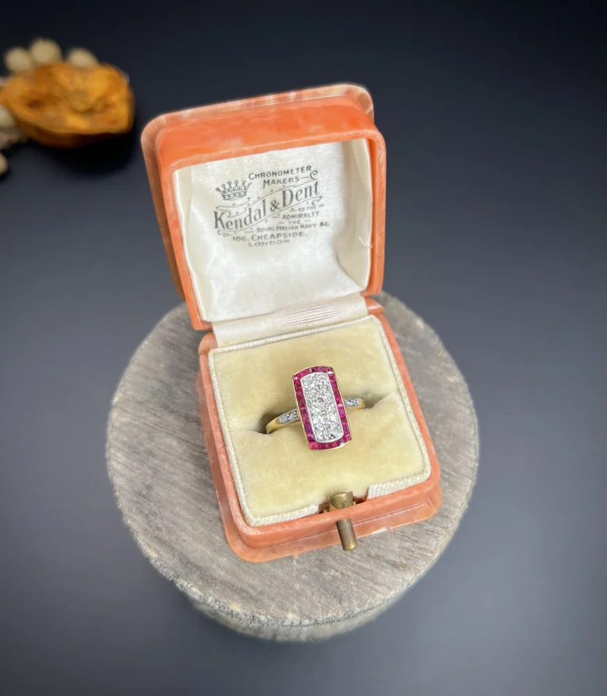 Art Deco Ring with diamonds and rubies in gold and platinum.