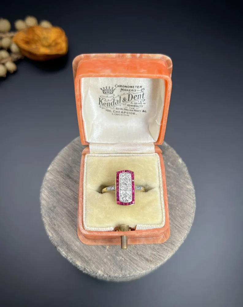 Art Deco Ring with diamonds and rubies in gold and platinum.