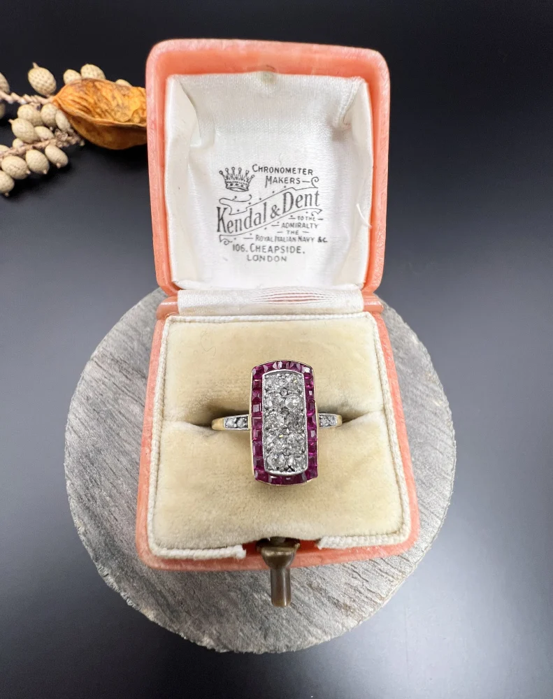 Art Deco Ring with diamonds and rubies in gold and platinum.