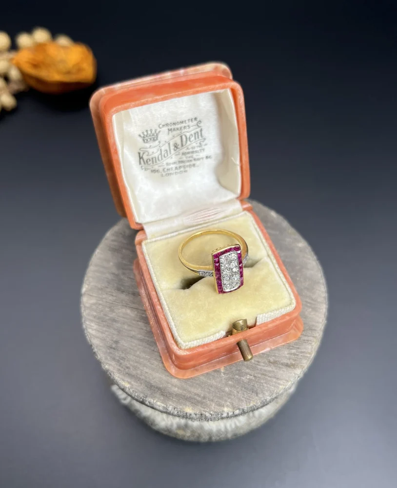 Art Deco Ring with diamonds and rubies in gold and platinum.