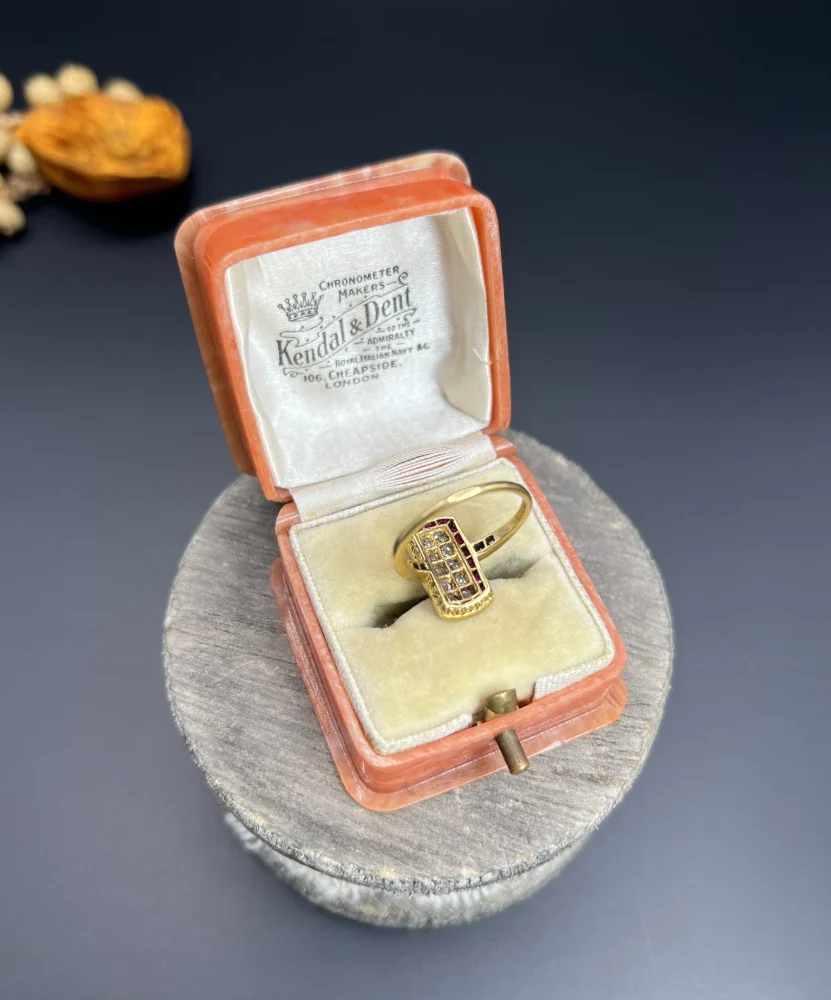 Art Deco Ring with diamonds and rubies in gold and platinum.