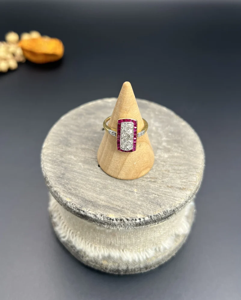 Art Deco Ring with diamonds and rubies in gold and platinum.