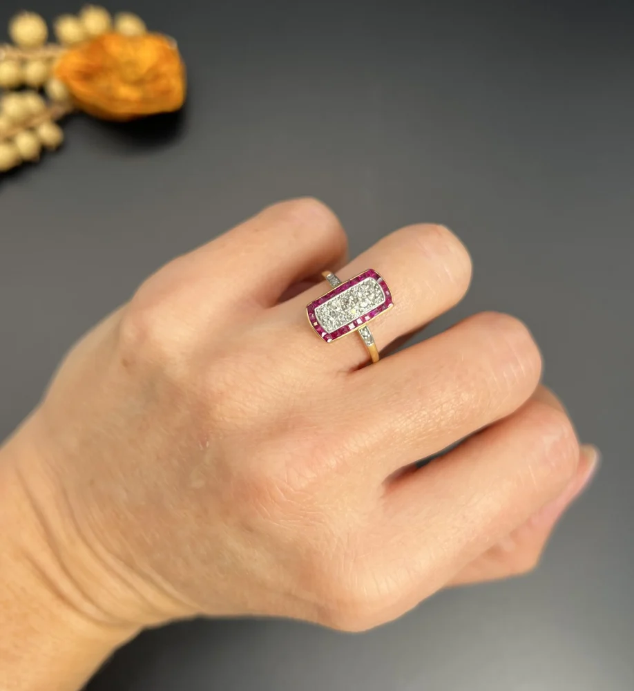 Art Deco Ring with diamonds and rubies in gold and platinum.