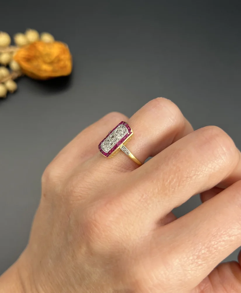 Art Deco Ring with diamonds and rubies in gold and platinum.