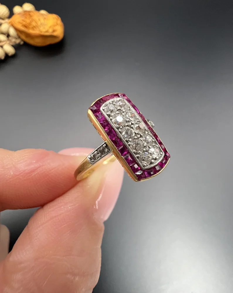 Art Deco Ring with diamonds and rubies in gold and platinum.