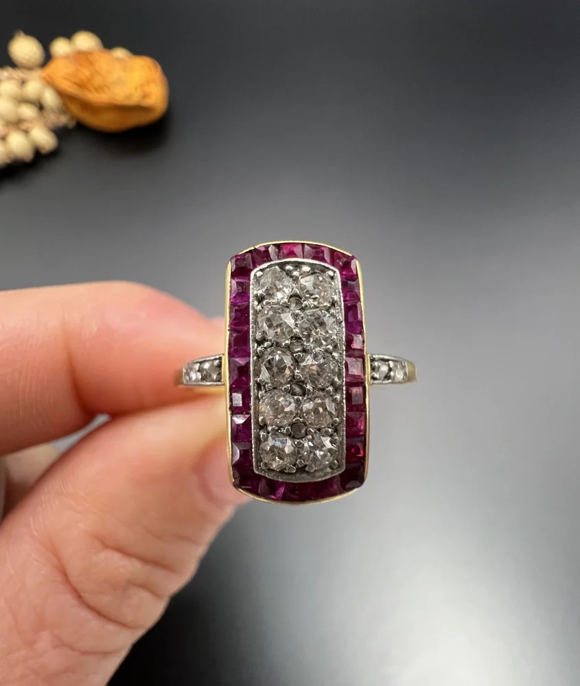 Art Deco Ring with diamonds and rubies in gold and platinum.