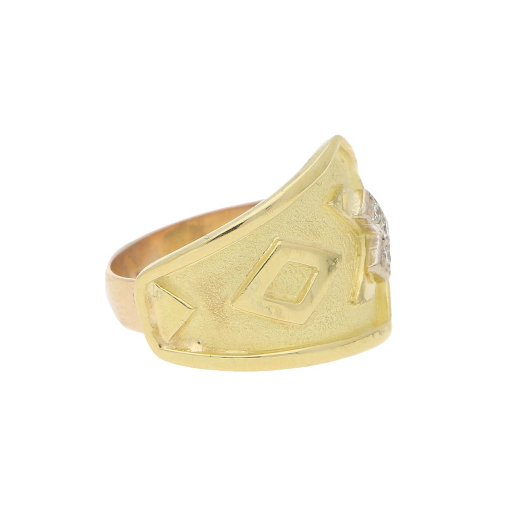 Diamond band ring in gold.