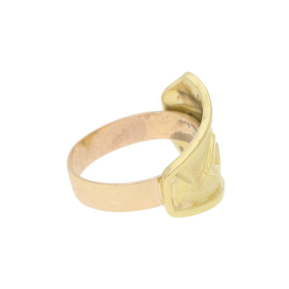 Diamond band ring in gold.