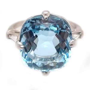 Vintage 15cts Aquamarine Solitaire Ring with Baguette Diamonds