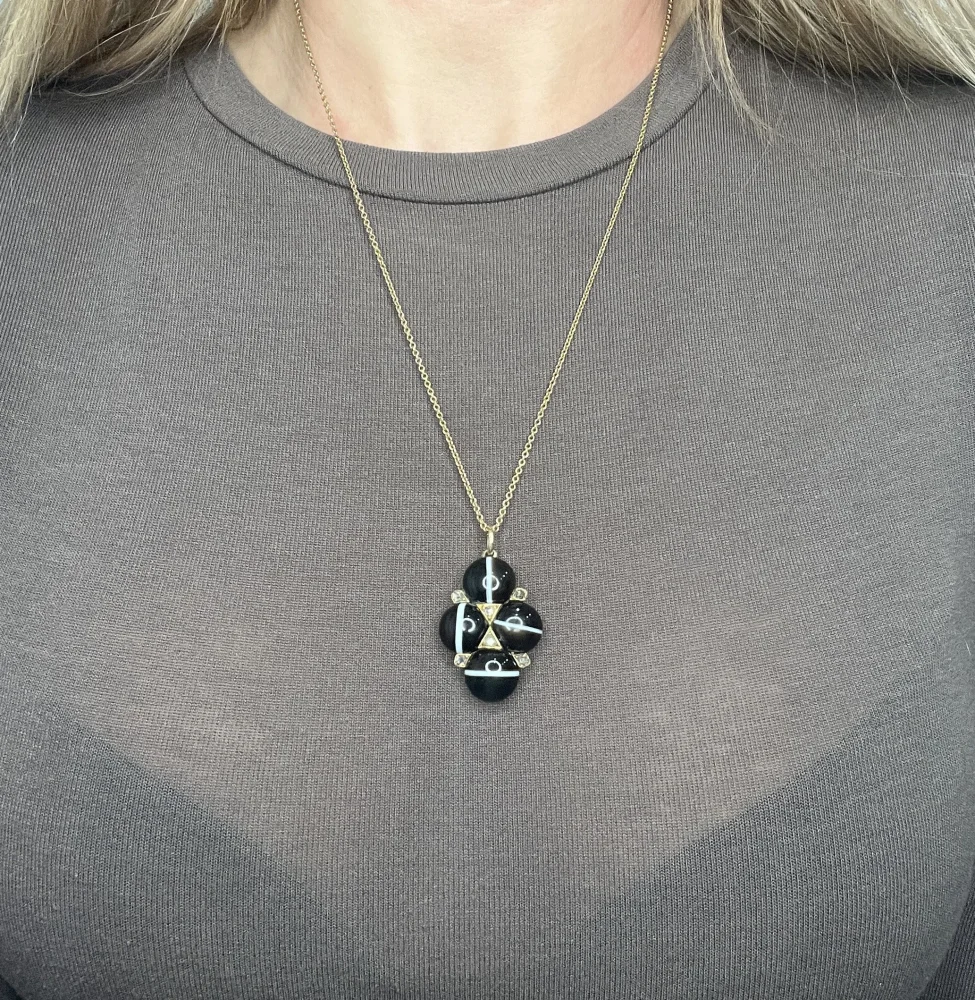 Victorian agate and diamond locket in gold.