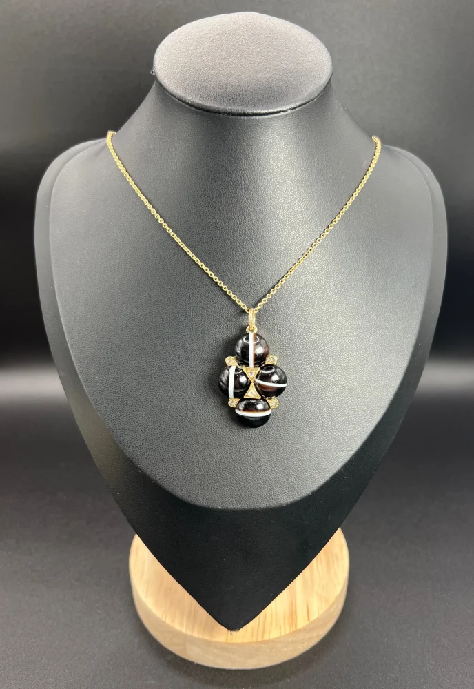 Victorian agate and diamond locket in gold.