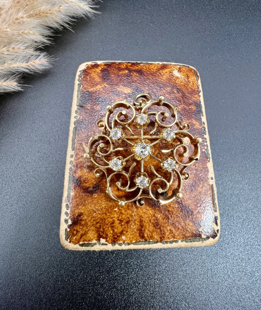 Edwardian diamond snowflake brooch in gold.
