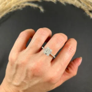 Diamond engagement ring in white gold.