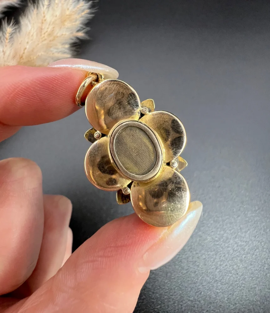 Victorian agate and diamond locket in gold.