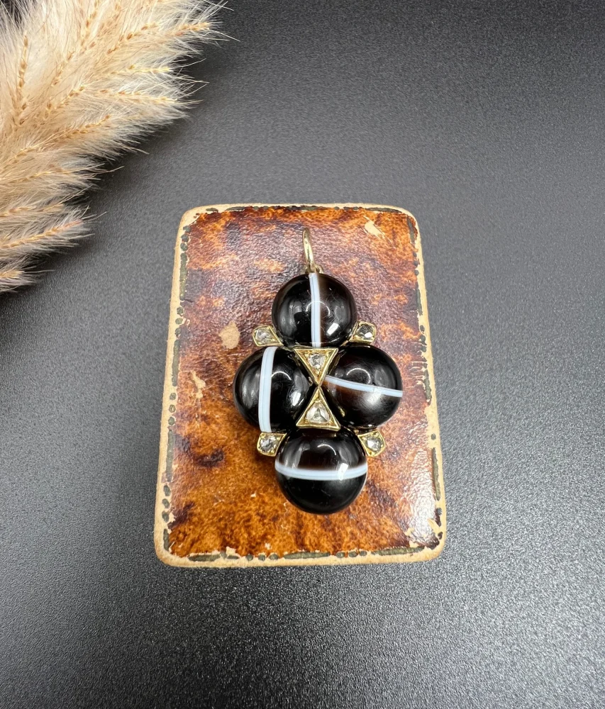 Victorian agate and diamond locket in gold.