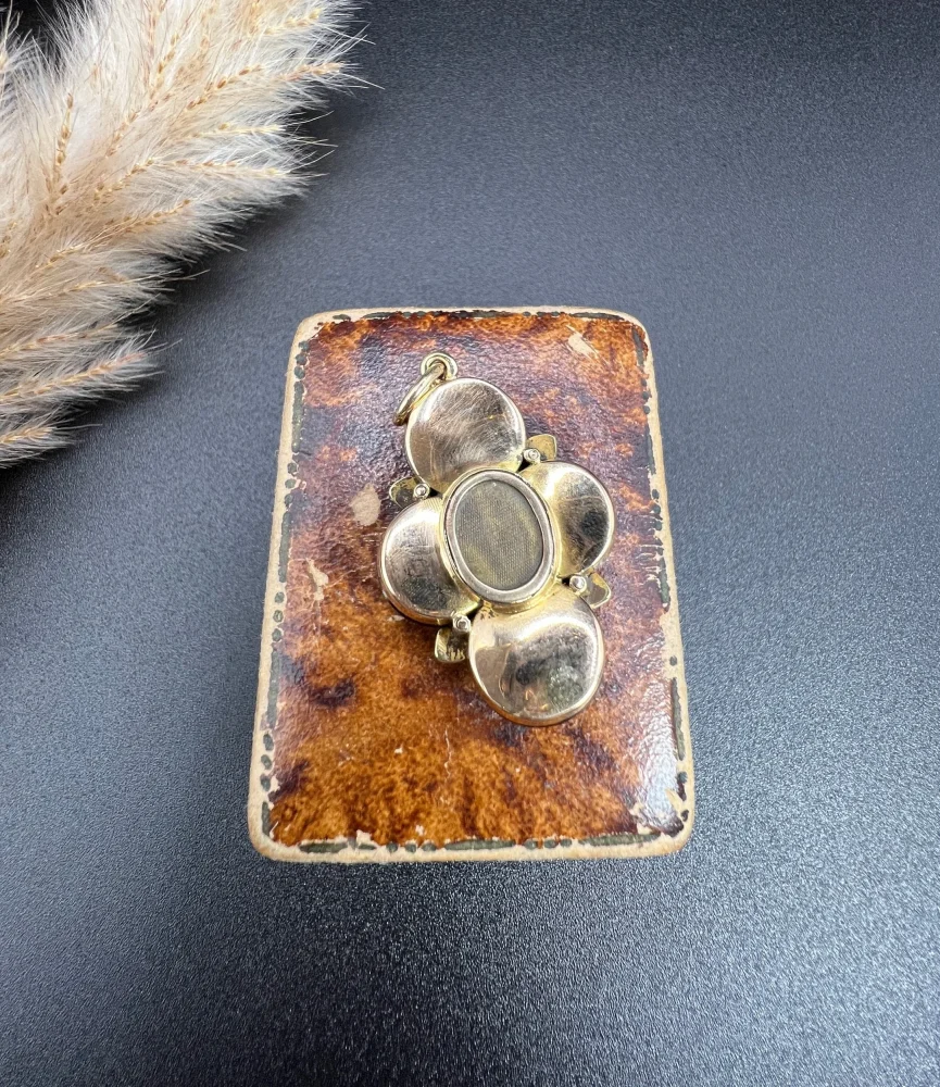 Victorian agate and diamond locket in gold.