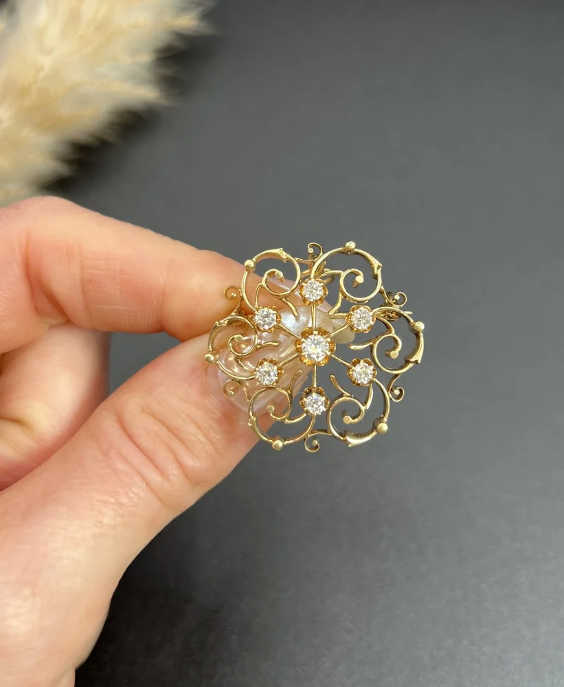 Edwardian diamond snowflake brooch in gold.