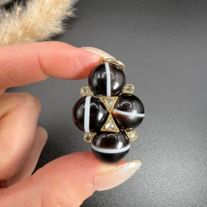 Victorian agate and diamond locket in gold.