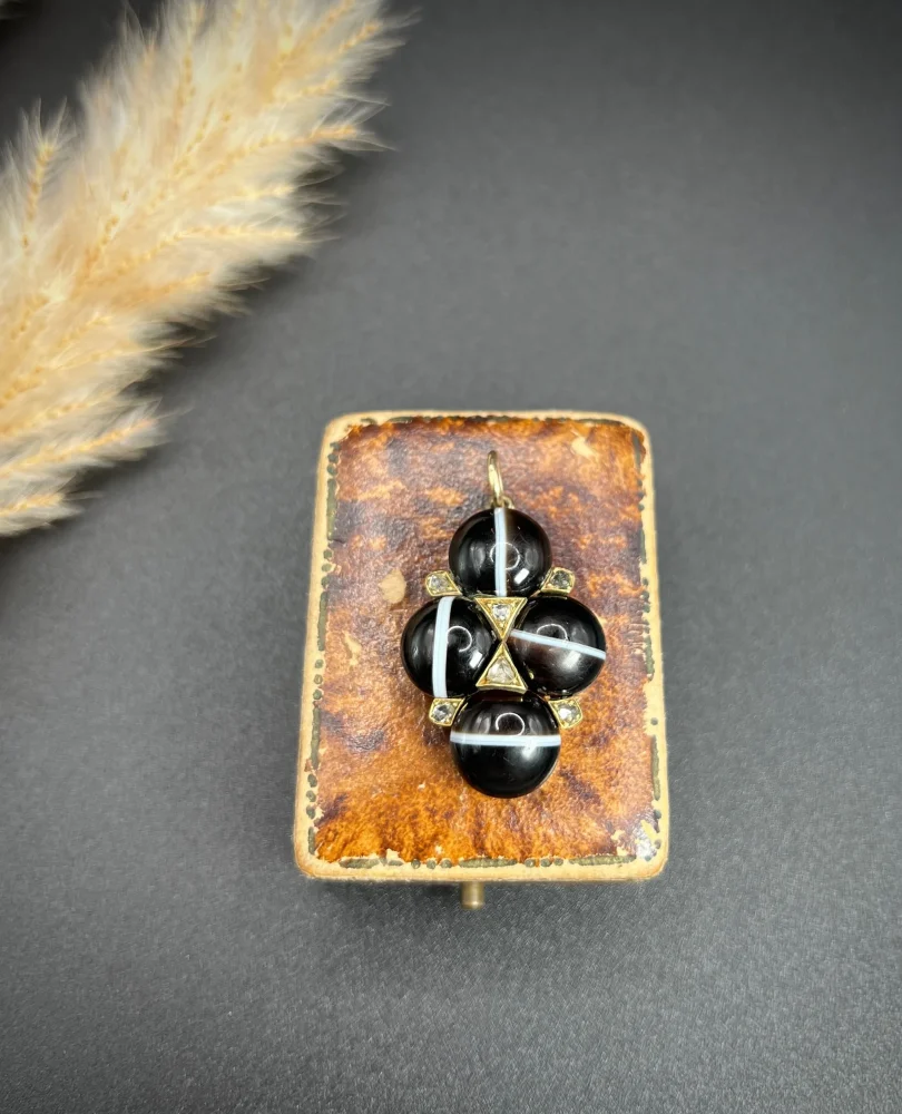 Victorian agate and diamond locket in gold.