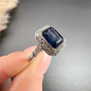 Sapphire and diamond ring in white gold.
