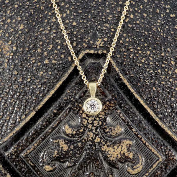 Diamond pendant necklace in gold.