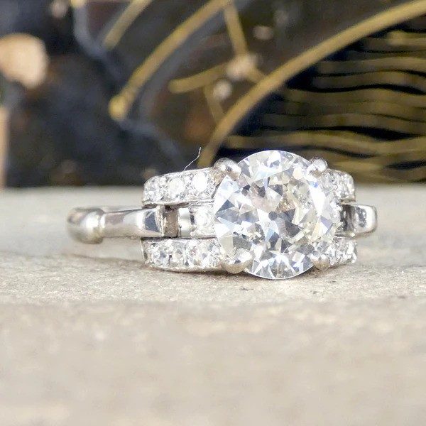 Vintage diamond ring in platinum.