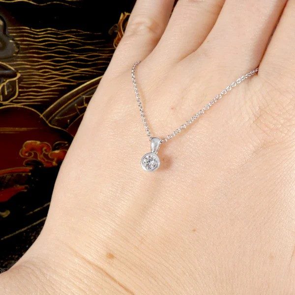 Diamond pendant necklace in white gold.