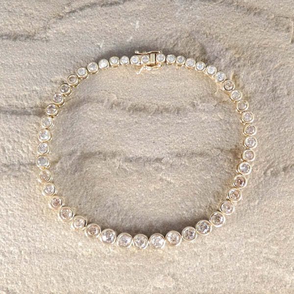 Contemporary diamond tennis bracelet in gold.