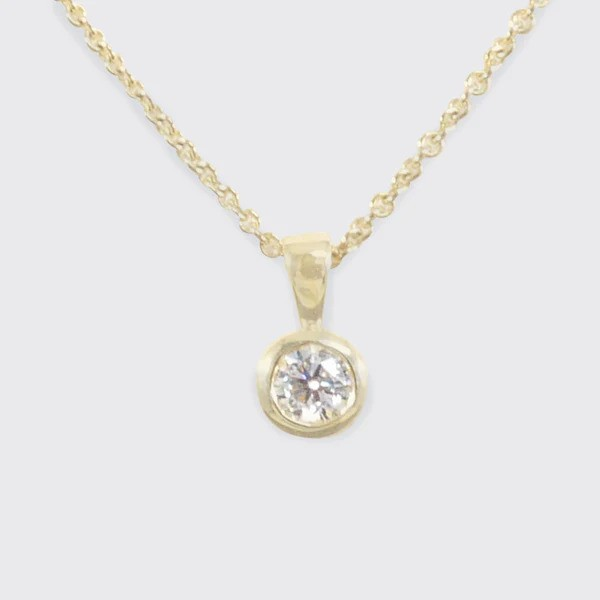 Diamond pendant necklace in gold.