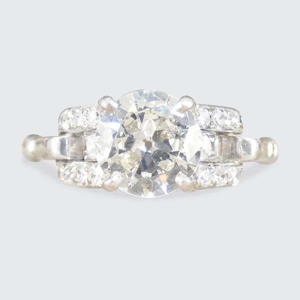 Vintage diamond ring in platinum.