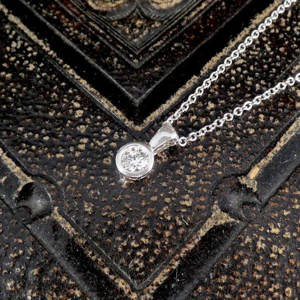 Diamond pendant necklace in white gold.