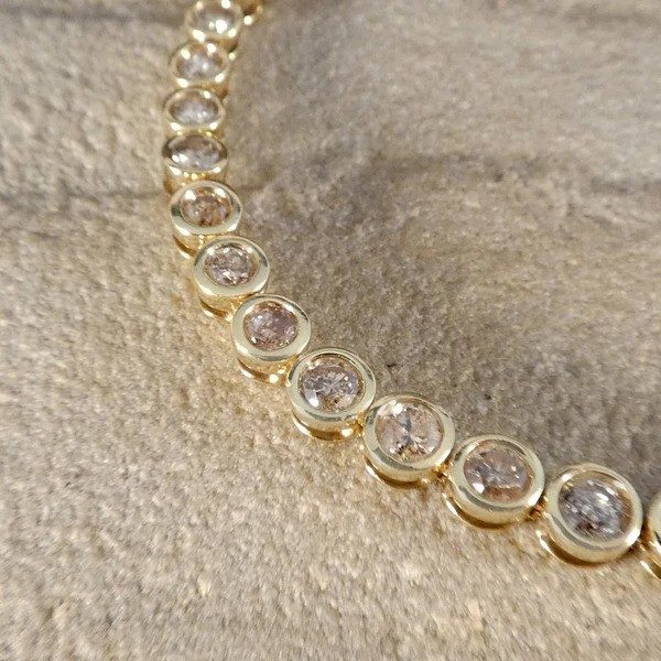 Contemporary diamond tennis bracelet in gold.