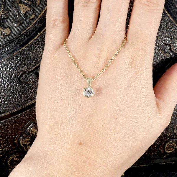 Diamond pendant necklace in gold.