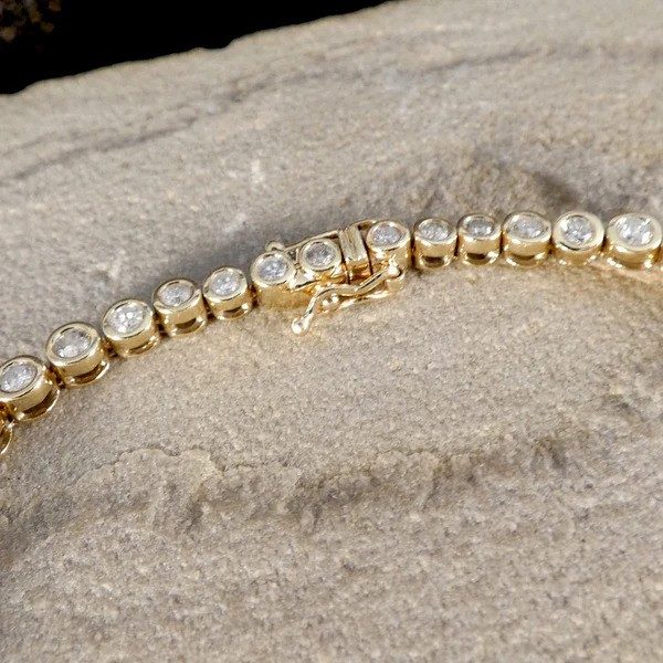 Contemporary diamond tennis bracelet in gold.