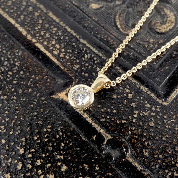 Diamond pendant necklace in gold.