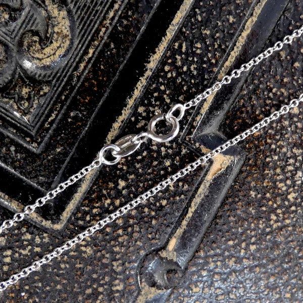 Diamond pendant necklace in white gold.