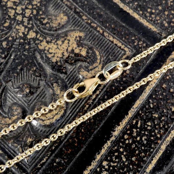 Diamond pendant necklace in gold.
