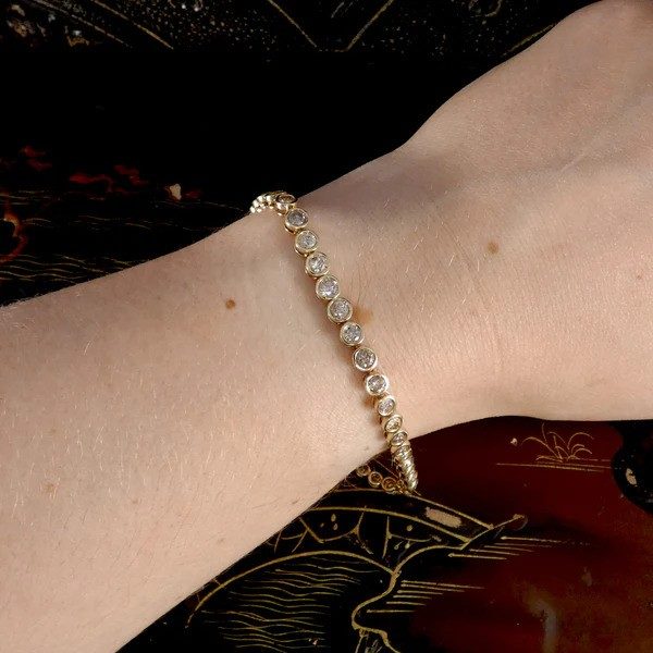 Contemporary diamond tennis bracelet in gold.