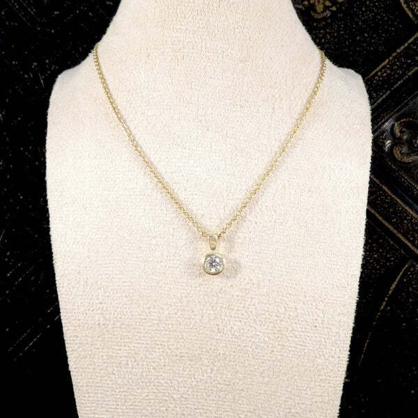Diamond pendant necklace in gold.