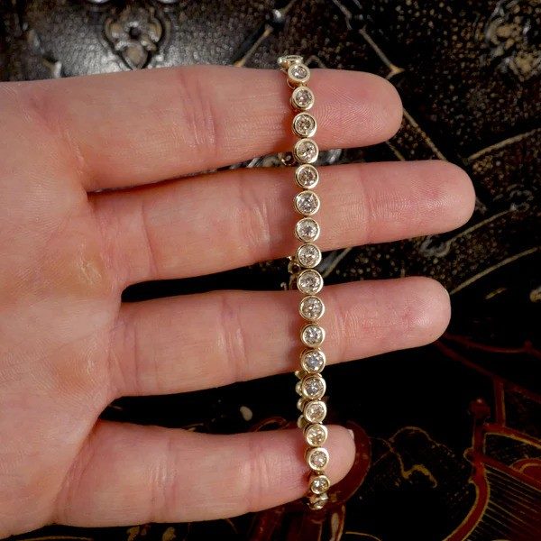 Contemporary diamond tennis bracelet in gold.